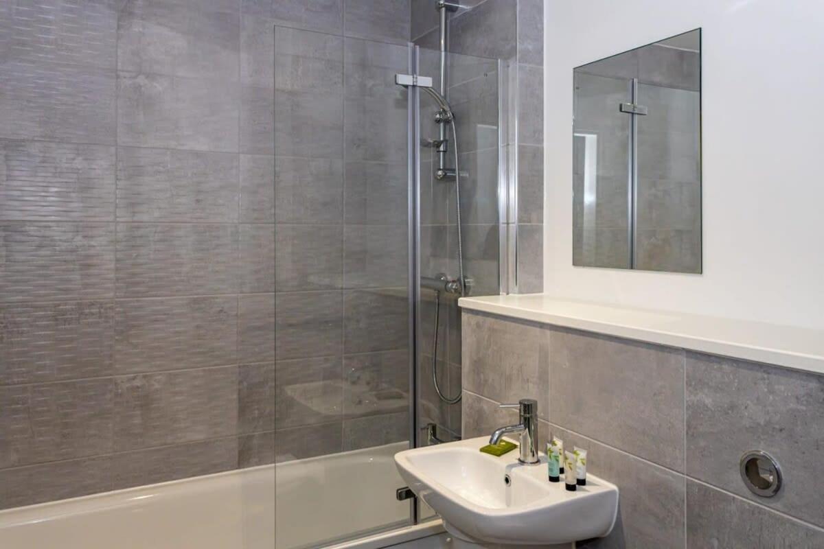 Modern 2 Bed Salford Apartment Stunning Views Mánchester Exterior foto